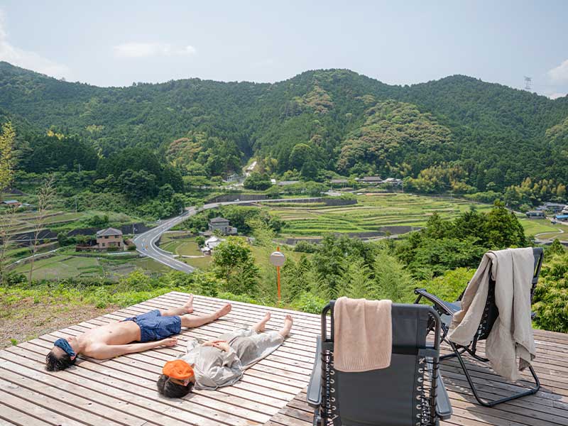 ウッドデッキに寝っ転がって